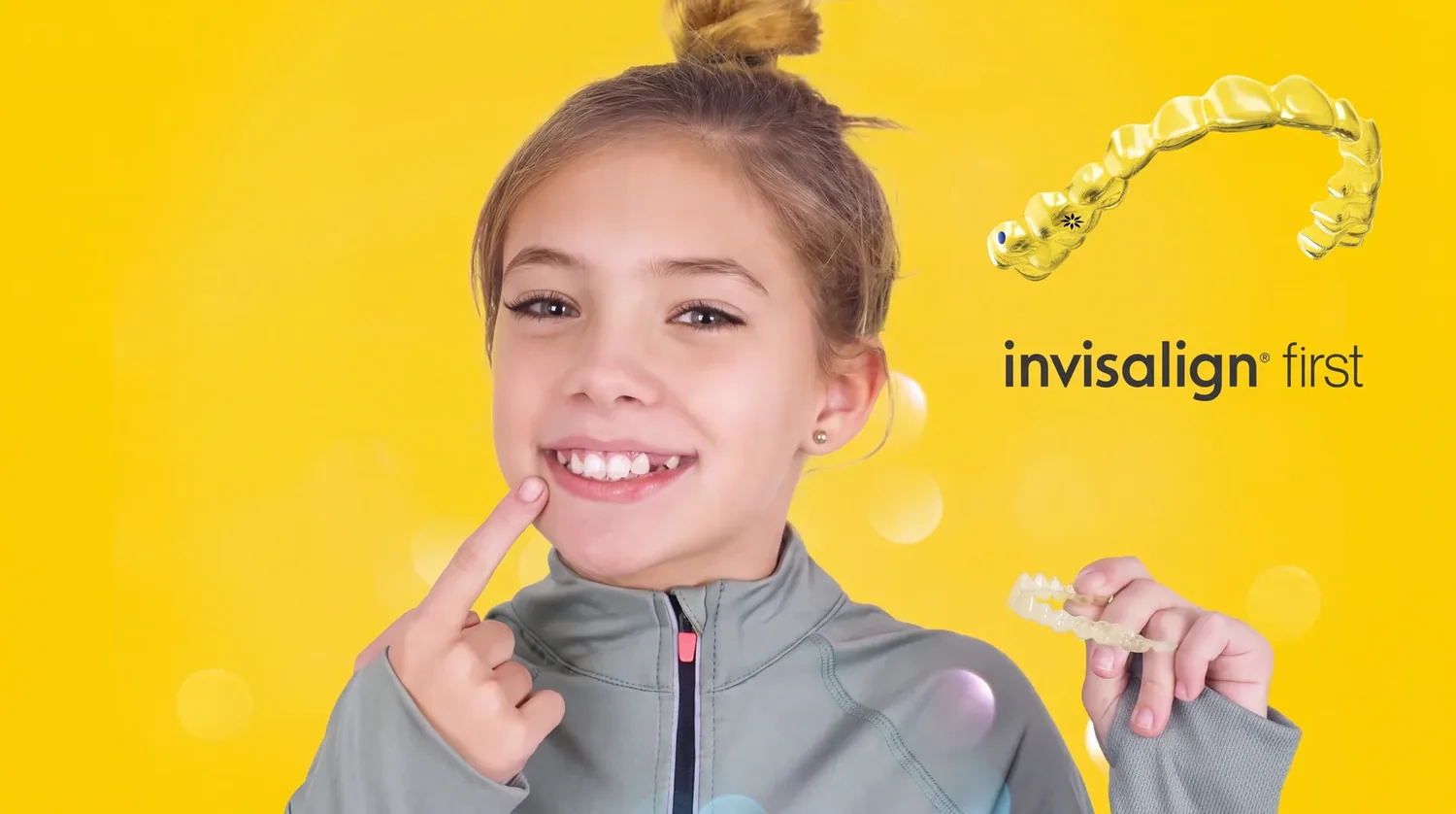 Invisalign First: niña mostrando su nueva sonrisa junto a su alineador invisible para niños
